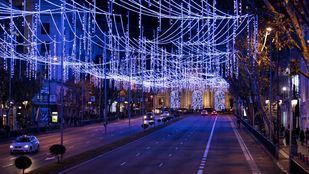Calle Alcalá con el alumbrado navideño.