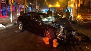 En la colisión han resultado heridas cinco personas: los tres ocupantes del camión de basura y dos de los cinco jóvenes que viajaban en el turismo