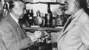 Perico Chicote junto a Ernest Hemingway