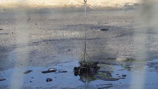 Trabajos de recuperación de la 'laguna del aceite', en Arganda de Rey.