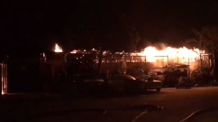 Incendio en una chatarrería cerca de Loeches.