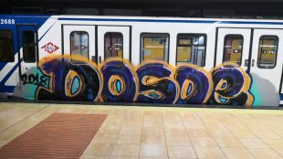 Los grafiteros 'celebran' la Navidad pintando varios trenes