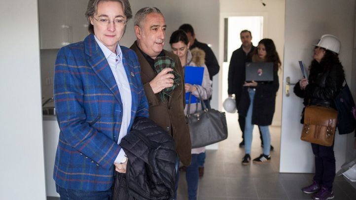 Visita a la promoción de viviendas de la calle Sicilia, en Puente de Vallecas.