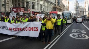 La Gran Vía, cortada contra la "discriminación" de los autocares
