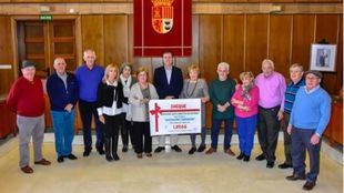 La Junta de Mayores de Torrejón dona 1.800 euros a la Asociación de Familiares y Enfermos de Parkinson