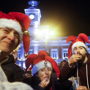 Las uvas en Sol dejan 16 heridos por caídas y mareos