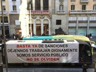 Caravana de autocares en Gran Vía contra Madrid Central