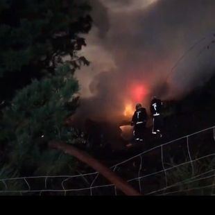 Se incendia un camión al caer por un precipicio