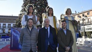 De izquierda a derecha: Ignacio Vázquez, alcalde de Torrejón de Ardoz; Vicente del Bosque, exseleccionador nacional de fútbol y Alejandro Navarro Prieto, concejal de Empleo, Juventud y Festejos.