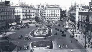 La reforma de Manuel Herrero Palacios en los 50 dispuso una zona verde central y dos fuentes gemelas en la Puerta del Sol