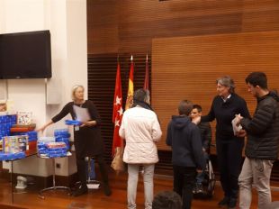 Decenas de niños recogen en el Ayuntamiento los regalos que los Reyes no pudieron dejarles