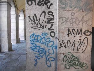 Vandalismo grafitero en la Plaza Mayor