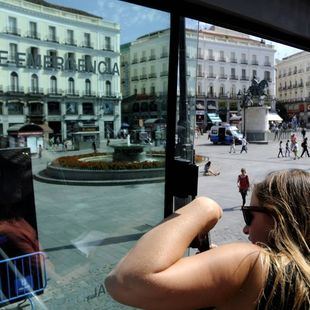 Multada una mujer por bañarse en una fuente de la Puerta del Sol