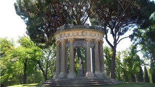 El jardín de El Capricho reordena su aparcamiento