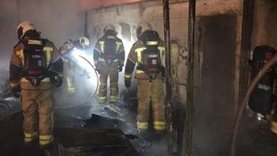 Seis dotaciones de Bomberos se han desplazado hasta el lugar del incendio.