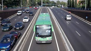 El autobús esquivó la barrera de seguridad que cerraba la circulación del bus-vao de la A-6 en el sentido que pretendía tomar.