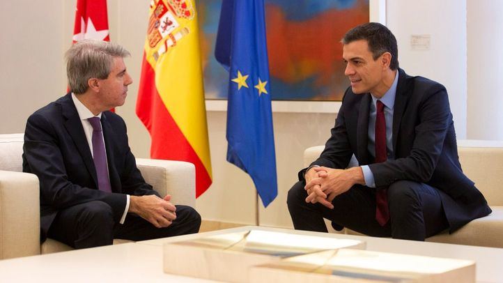 El presidente del Gobierno, Pedro Sánchez, junto al presidente de la Comunidad de Madrid, Ángel Garrido en el Palacio de la Moncloa.