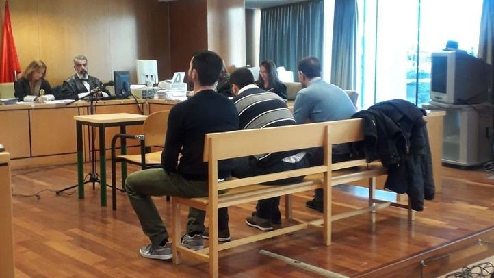 Los tres acusados de abusar de una joven en Collado Villalba en 2015, en la Audiencia Provincial de Madrid.