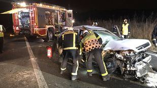 Un muerto y un herido en un choque frontal entre dos coches