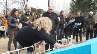 La familia de Sandra Palo descubre una placa como homenaje en Getafe