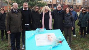 La familia de Sandra Palo ha descubierto este sábado una placa en nombre de la joven.