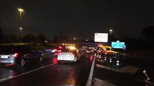 Una motorista, herida al chocar contra un coche en la A-2