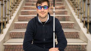 Alejandro de Miguel padece glaucoma de nacimiento. Perdió la vista a los 23 años. Con 26, y tras solo siete meses de entrenamiento, se ha proclamado subcampeón del mundo de golf para invidentes.