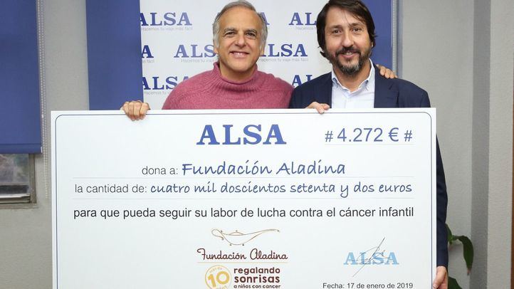 Paco Arango, presidente de la Fundación Aladina, recibe la donación de Francisco Iglesias, consejero delegado de ALSA