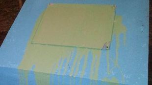 La placa en memoria de Sandra Palo, cubierta de pintura