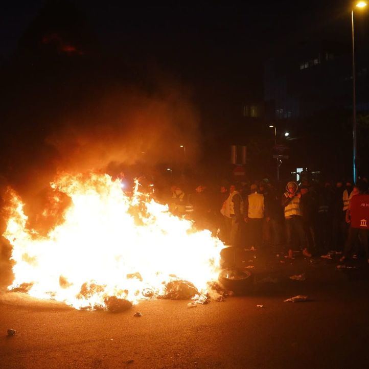 Protestas de los taxistas a las puertas de Ifema y quema de contenedores
