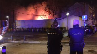 Diez dotaciones de bomberos extinguen un fuego en Vallecas