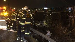 Un turismo choca con otro y queda encajonado en el guardarraíl