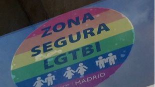 Pegatina arcoíris 'Zona Segura LGTBI'.
