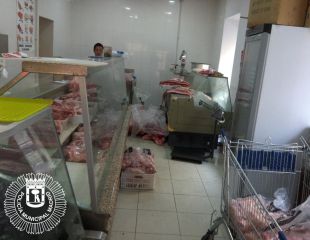 Carne en el suelo y comida a dos euros: así se vendía en una carnicería de Usera