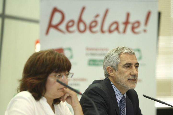 Montserrat Muñoz y Gaspar Llamazares, en una rueda de prensa conjunta cuando eran miembros de IU.