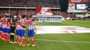 El Atlético de Madrid guarda unos minutos de silencio por la muerte de Luis Aragonés.