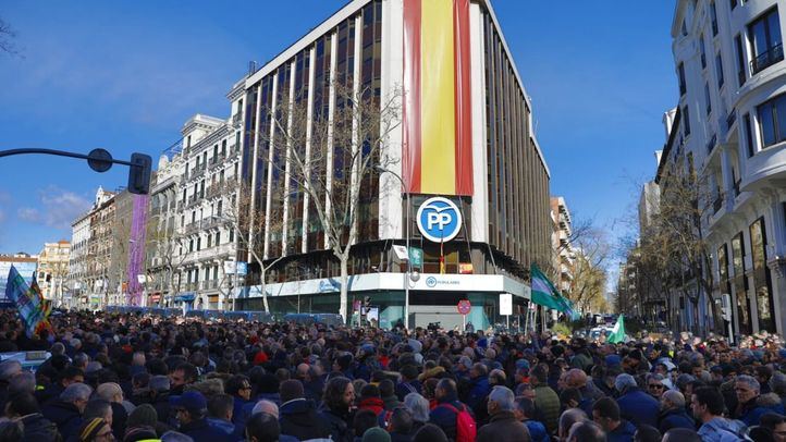 Los taxistas protestan frente a la sede del PP, en la calle Génova.