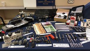 Parte del material y dinero incautado por la Policía Nacional en el registro.