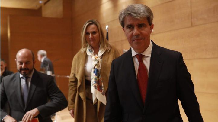 El presidente de la Comunidad de Madrid, Ángel Garrido (d), acompañado de la consejera de Transportes, Rosalía Gonzalo, y su número dos, Pedro Rollán (i), en una imagen de archivo.