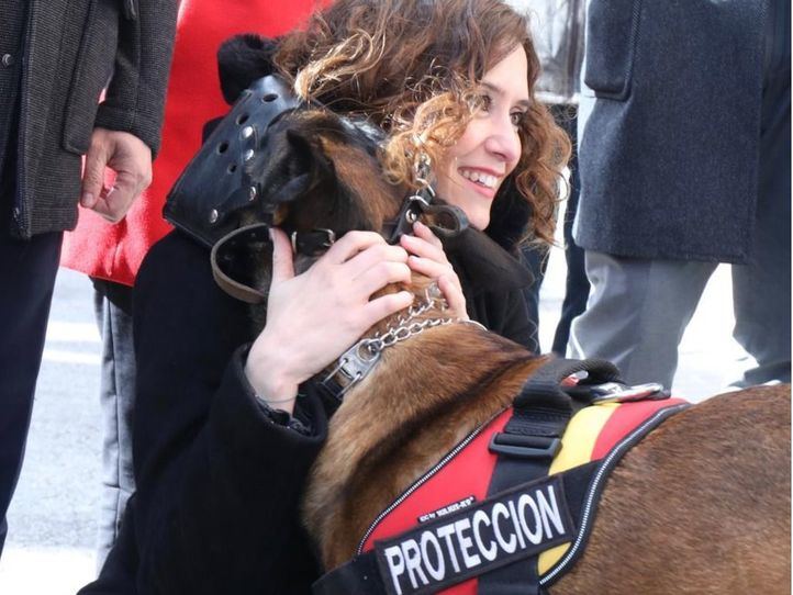 Isabel Díaz Ayuso con un perro de protección del 'Proyecto Pepo' en Sevilla la Nueva