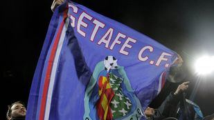 Aficionado con una bandera del Getafe.