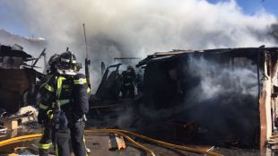 Arden varias chabolas en un descampado de Fuencarral