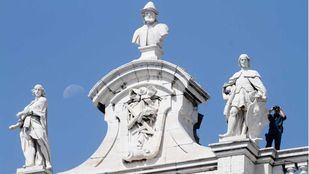 Un vigía de la Guardia Civil en lo alto del Palacio Real. Anécdota.