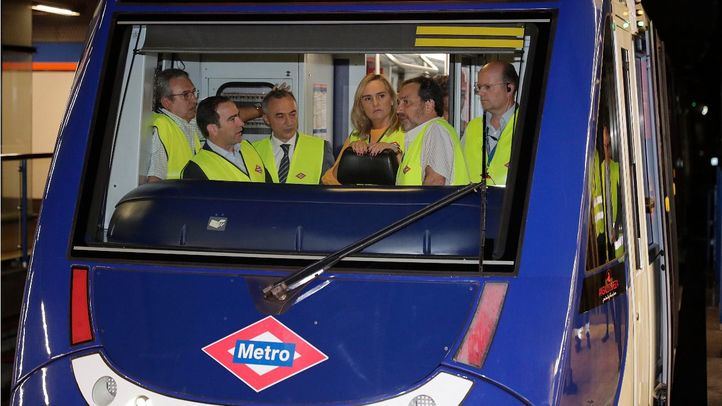 La consejera de Transportes, Rosalía Gonzalo, y el consejero delegado de Metro, Borja Carabante, en el suburbano.