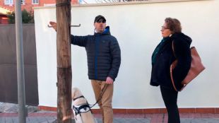El paseo imposible de Raúl, un vecino ciego, por Moncloa