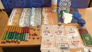 La Policía incautó numerosos dosis de heroína, 20 gramos de cocaína, 620 de hachís, más de 2 kilos de marihuana y un total de 3.600 euros.