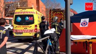 Los sanitarios, en el lugar donde se ha producido un atropello que ha derivado en la muerte de una señora de 72 años en Alcobendas.