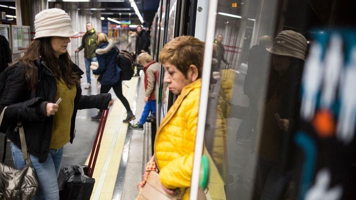 Viajeros en el Metro de Madrid.