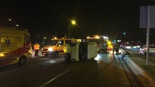 Coche accidentado en la Avenida de Andalucía.