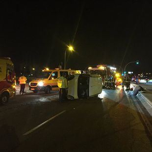 Herido grave tras volcar su vehículo en Villaverde